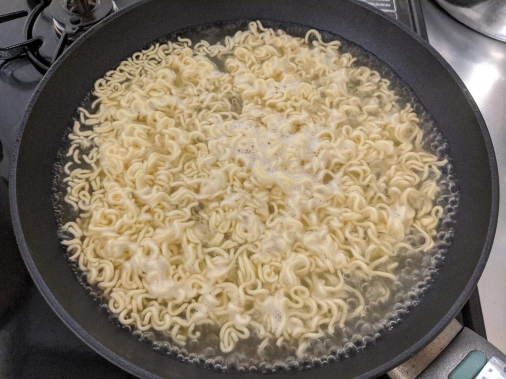 麺をゆでてるところ